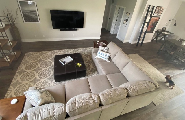 Spacious Downtown - Close to Beach, Brew and Wine, Countryside