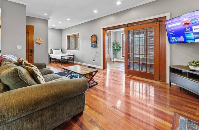 Spacious Downtown Apartment with Free Parking!