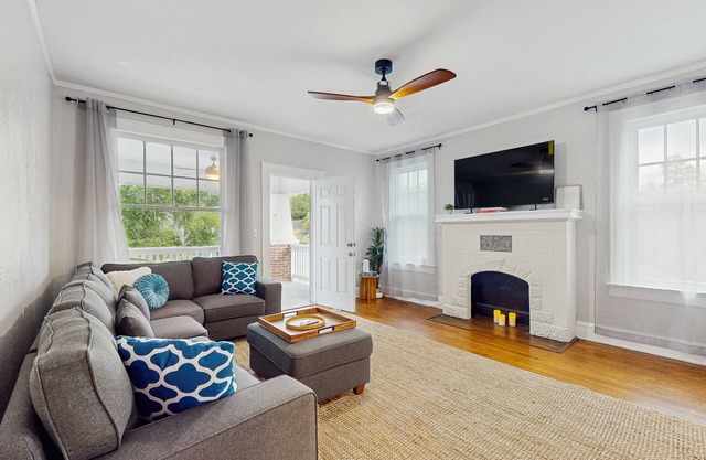 Spacious duplex with private balcony, washer & dryer, and WiFI