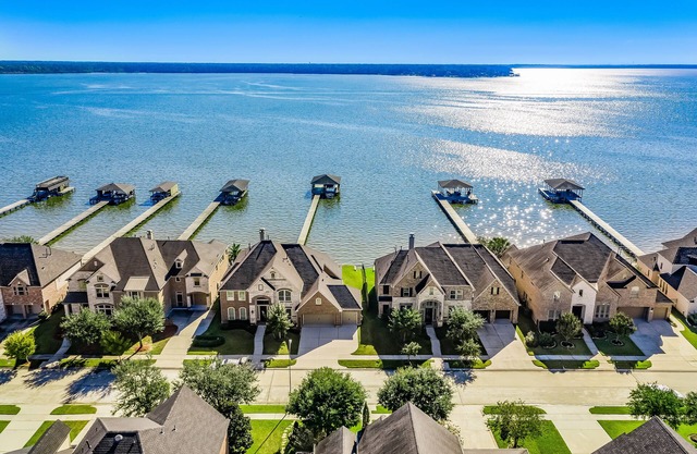 Spacious & Elegant Lakefront Getaway W/ Game Room, Free WiFi & Movie Theater