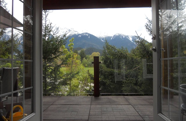 Spacious executive Home with Mountain Views 3500 Sq Ft 5 min walk to town