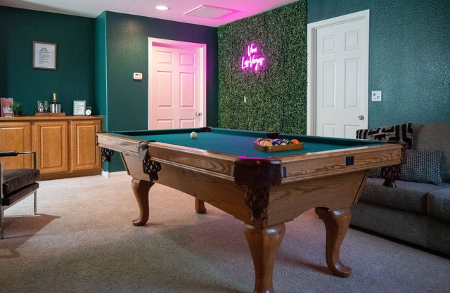 Spacious Fam-Friendly 3br W/King Suite near Strip! WiFi and Garage parking!