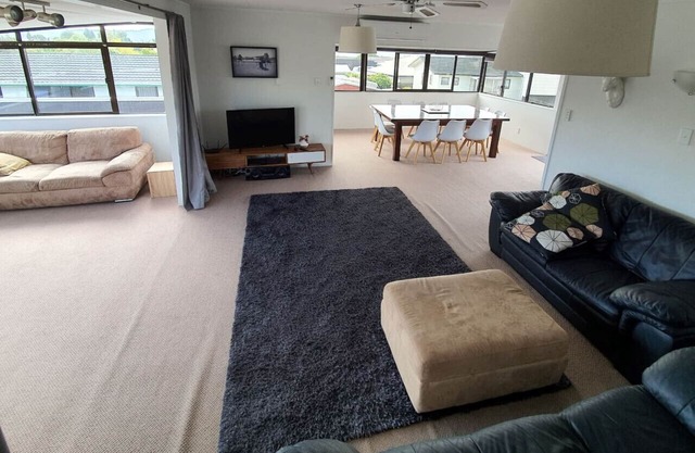 Spacious family home with Wi-Fi & close to the Lake