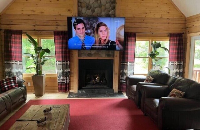 Spacious Family Cabin, Hot Tub & Pet Friendly!