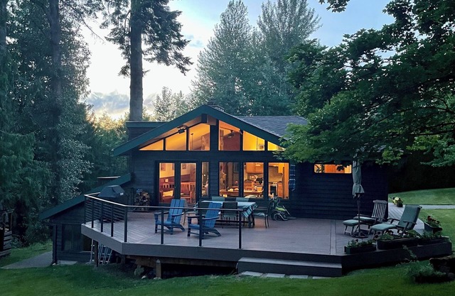 Spacious Family Cabin on tree lined property w/Mount Hood & Mount Adams views!