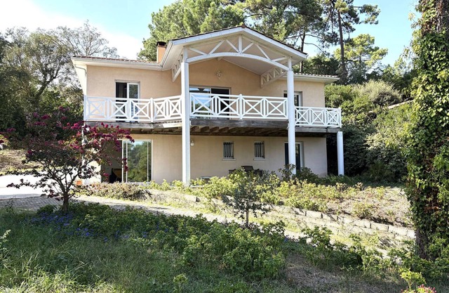 Spacious family villa with terraces 500m from the Basin