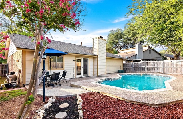 Spacious Family Friendly Pool House Sleeps 10 ppl!