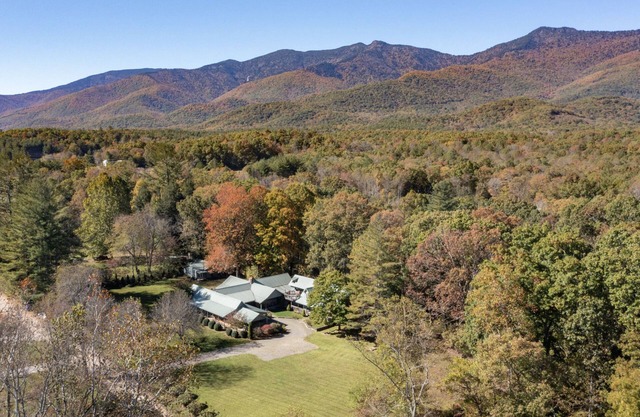 Spacious, Family Friendly, Luxury Hot Tub, Fireplaces, Theater Room, Pool Table