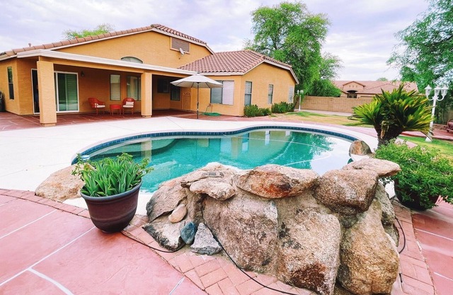 Spacious & Family Friendly Home 4bd/2ba with Pool!