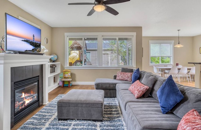 Spacious Family Friendly SE, Free Parking, A/C, Walk to food, Toy Room, Crib!