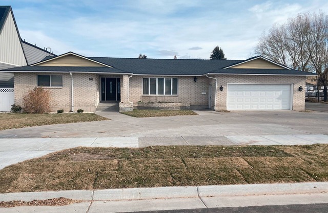 Spacious, family-friendly, great for gathering. Duplex upstairs unit in Rexburg