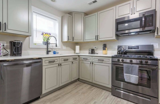 Spacious/Family-Friendly/Fast WiFi/Overlooks Historic District/By Shops and Food