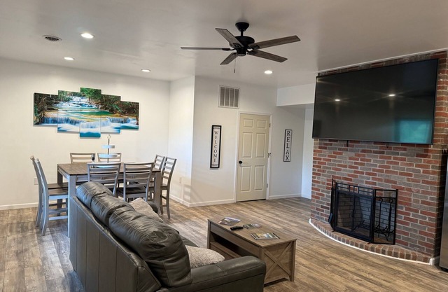 Spacious family friendly 4-BR property with AC, Fireplace and WiFi in Sutton, WV