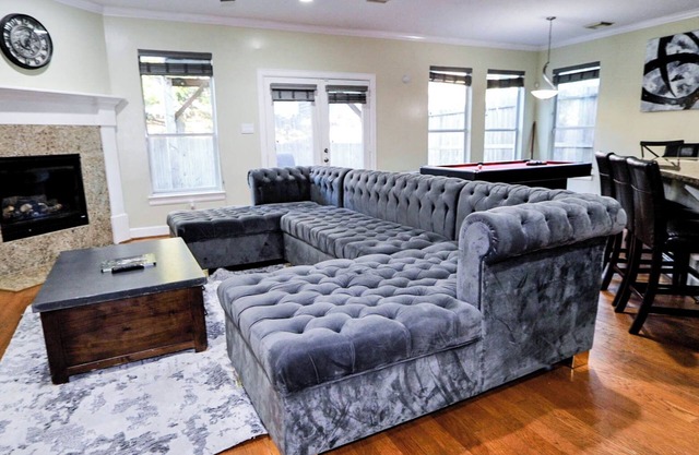 Spacious Family Gem: Near NRG Stadium/Med Center - Pool Table - BBQ -15 guests