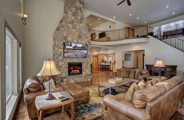 Spacious Family Home on Priest Lake Golf Course