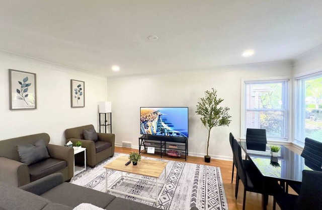Spacious Family Home, 8bd Gem In A Prime Location!