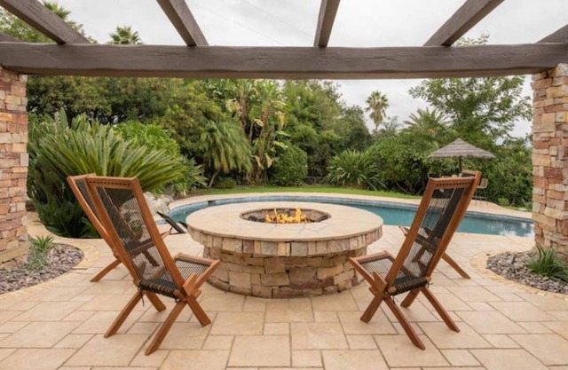 Spacious Family Home Sleeps 12, Pool/Hot tub, Serene getaway at Casa de Adobe