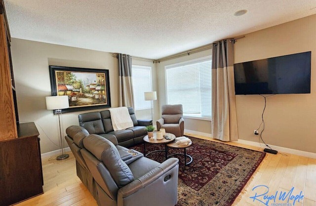 Spacious Family Oasis ~ Balcony ~ Yard ~ BBQ ~ Pkg