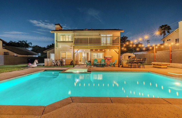 SPACIOUS FAMILY POOL HOME/4BR/KING BED Suite/Arcade Games/Billiard Table/Slp12