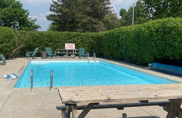 Spacious Family Sized Townhouse with Fireplace, Patio , Parking