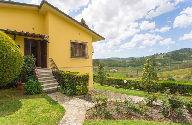 Spacious family vacation home with rooftop pool, 5 minutes from downtown