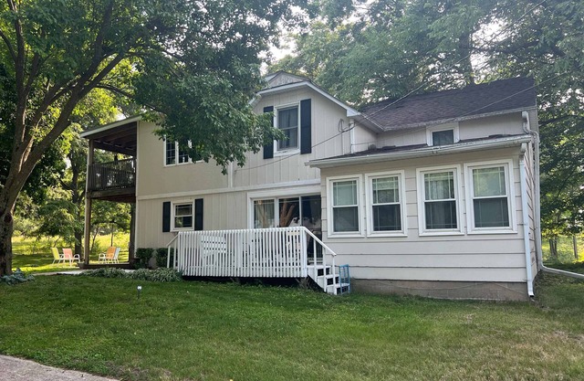 Spacious Farmhouse w/firepit, 1.5 mi off I-80, 13 mi from Adventureland Resort.