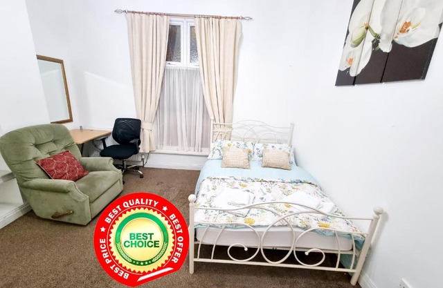 Spacious Flat Near Rochdale Centre Self Check-in Free Parking & Fast Wi-Fi