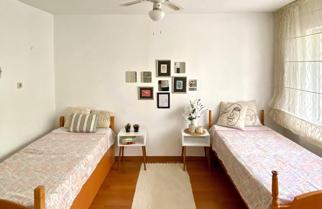 Spacious Flat-NO Air Condition BUT Ceiling Fans n-4 Rooms- Central Heating 125M2