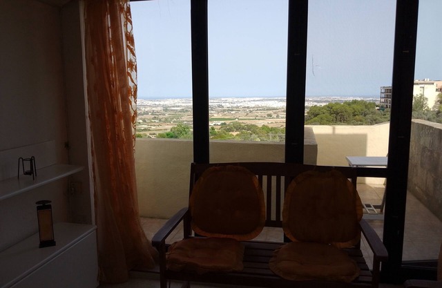 Spacious for group or family - stunning view 5mins to Mdina & historical sites