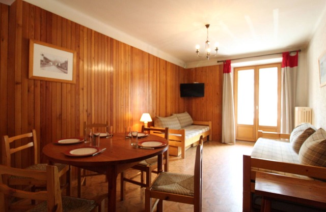 Spacious apartment 5 ppl with balcony and wifi in Lanslebourg