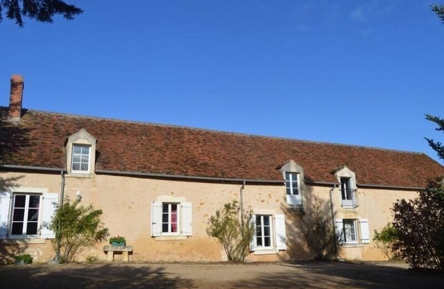 *Spacious Gîte Near Argenton-sur-Creuse: 2 Houses, Garden, Parking, Family-Friendly*