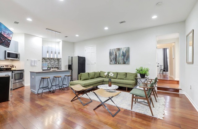 SPACIOUS GARDEN OASIS IN THE HEART OF DC! WALKABLE TO IT ALL!