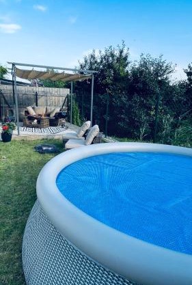 Spacious Garden Oasis with Hot Tub & Private Parking