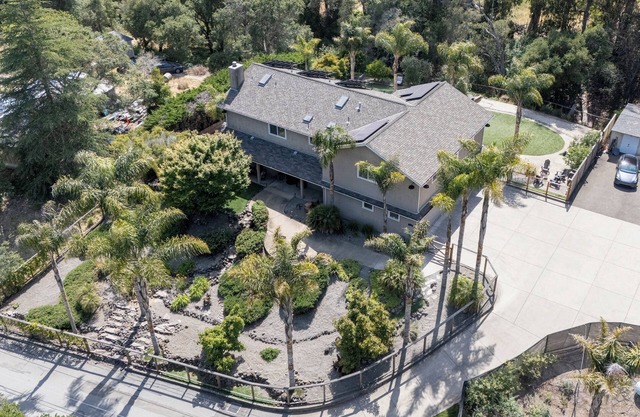 Spacious Getaway – Hot Tub, Big Yard, Near Beach, pet friendly, Great for All!