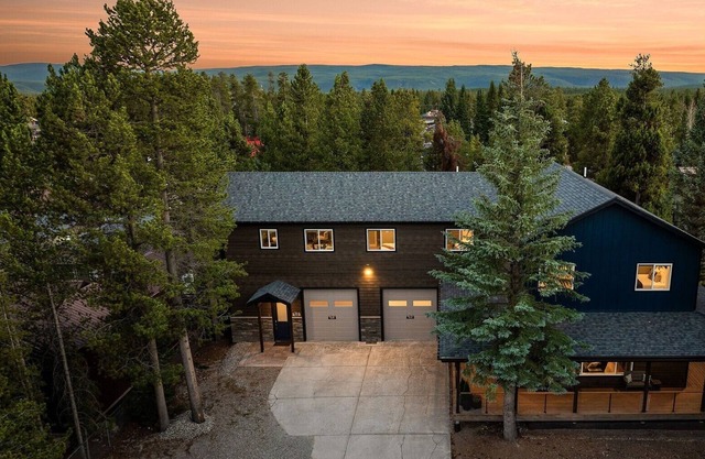 Spacious Group Getaway * Make Memories 1 mile from Yellowstone!