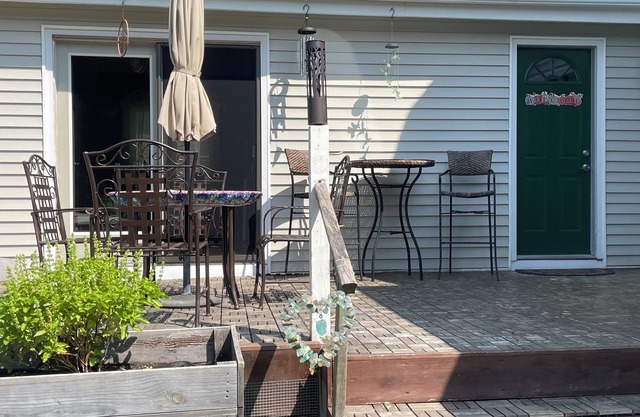 Spacious guest accommodation in Westerly located between downtown and the beach!