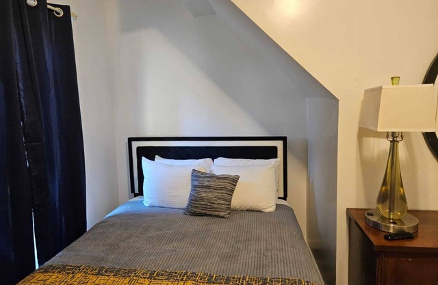 Spacious Guest House w/8+ Beds - Near Downtown & Medical District