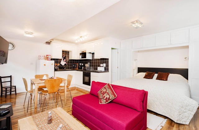 Spacious Henley On Thames Studio Apt Close To Oxford, London, Windsor & Reading