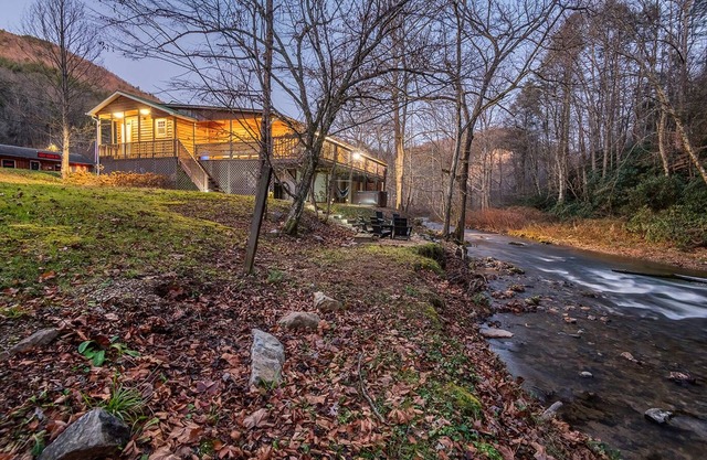 Spacious Hideaway w/hot tub and creek- 1 mile from beautiful Watauga Lake