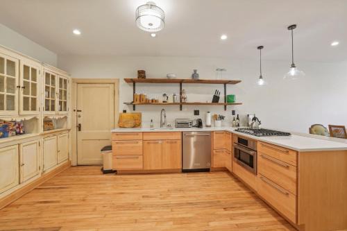 Spacious Historic 8-Bedroom Manor in Short North - Perfect for Large Groups