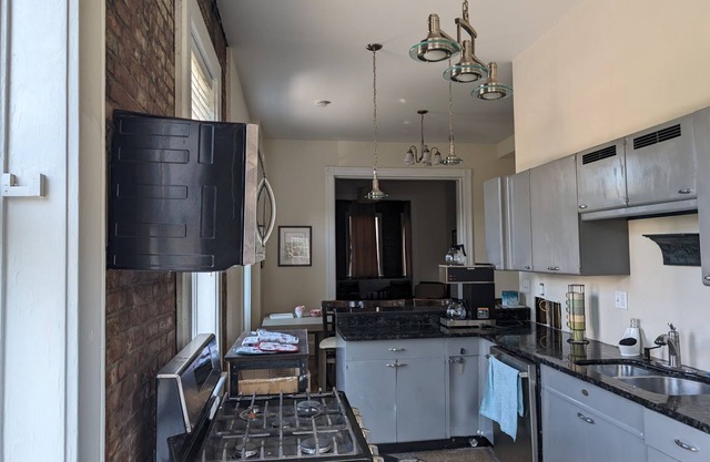 Spacious historic apartment in popular Benton Park neighborhood near downtown.