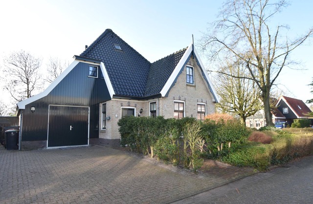 Spacious holiday home close to the sea