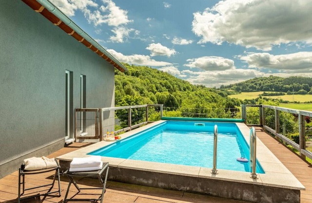 Spacious Home Sauna, Hot Tub, Pool, Patio, BBQ