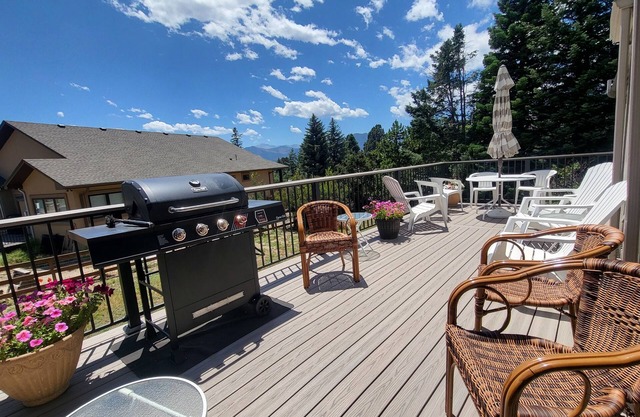 Spacious Home in Quiet Area - Minutes to Attractions, Music, Restaurants & USAFA