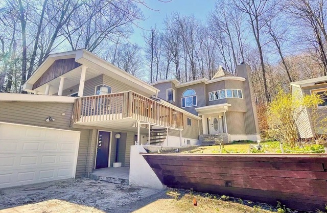 Spacious Home in Green Hideout! Game Room, Swing , Balconies