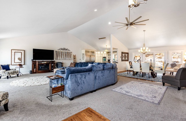 Spacious home with gorgeous mountain views, private deck, WiFi & W/D