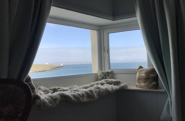 💙 spacious home with beautiful views in the heart of the village 1 min to beach