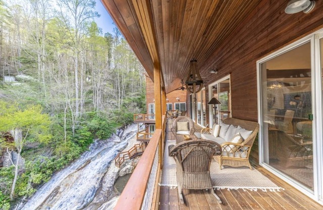 Spacious Home w Private 60ft Sliding Waterfall, Granite pool, Spa Room & Hot Tub