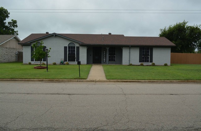 Spacious Home w/Yard · 15 Min to Fort Worth Fun