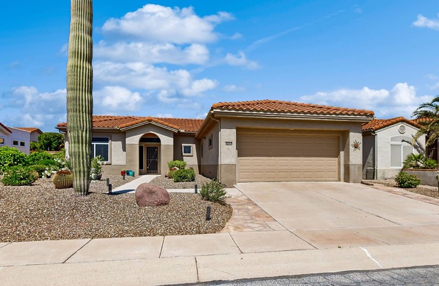 Spacious home with access to shared pool/hot tub, sport courts, game room, & gym